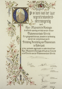 828156 Afbeelding van de oorkonde ondertekend door koningin Beatrix en leden van het bestuur en de directie van het ...